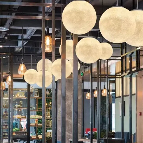 Eenvoudige maanhanglampen in scandinavische stijl