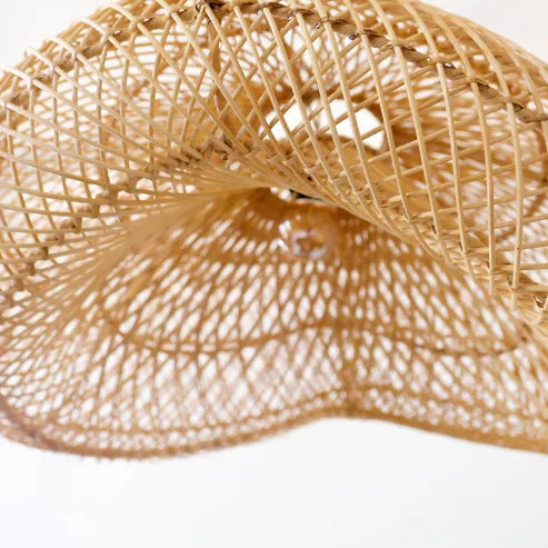 Wolkvormige kroonluchterhanger van geweven rotan