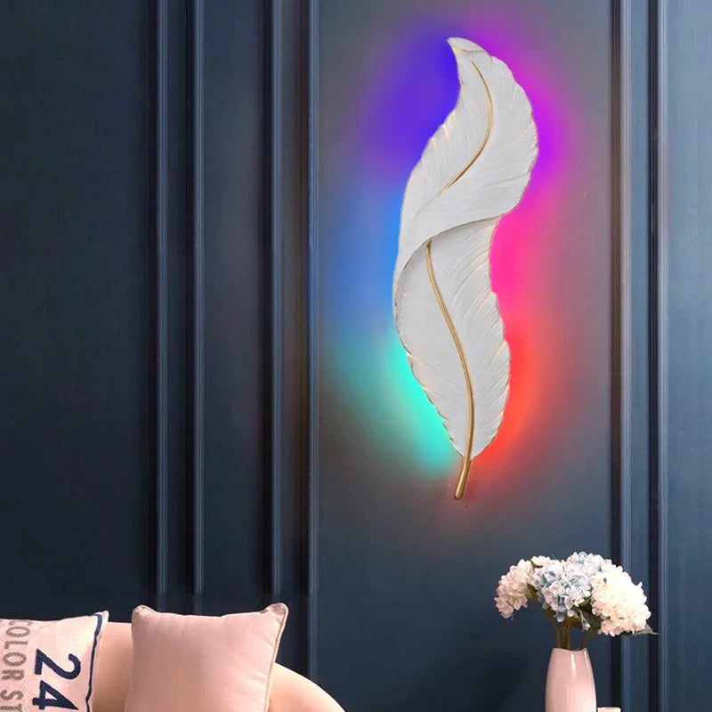 FederAura - moderne witte wandlamp met veren