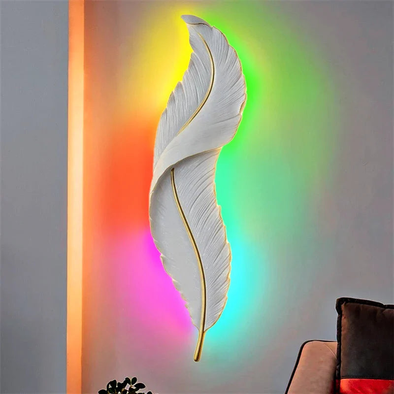 FederAura - moderne witte wandlamp met veren
