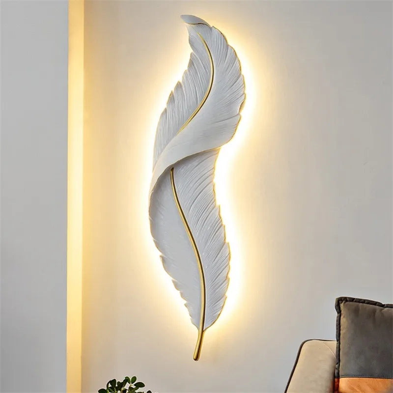 FederAura - moderne witte wandlamp met veren
