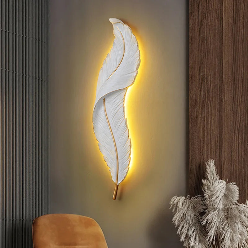 FederAura - moderne witte wandlamp met veren